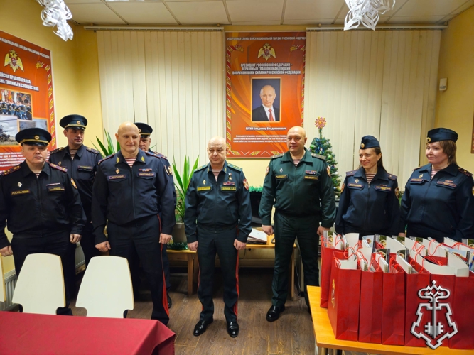 В Санкт-Петербурге росгвардейцев, заступивших в новогоднюю ночь на службу по обеспечению безопасности петербуржцев и гостей города, поздравил командующий СЗО Росгвардии Герой России генерал-полковник Сергей Бураков.