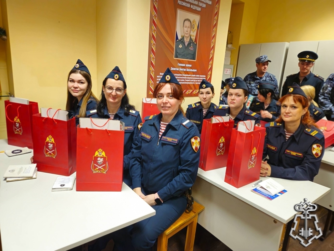 В Санкт-Петербурге росгвардейцев, заступивших в новогоднюю ночь на службу по обеспечению безопасности петербуржцев и гостей города, поздравил командующий СЗО Росгвардии Герой России генерал-полковник Сергей Бураков.