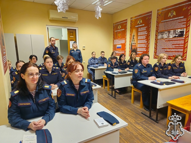 В Санкт-Петербурге росгвардейцев, заступивших в новогоднюю ночь на службу по обеспечению безопасности петербуржцев и гостей города, поздравил командующий СЗО Росгвардии Герой России генерал-полковник Сергей Бураков.