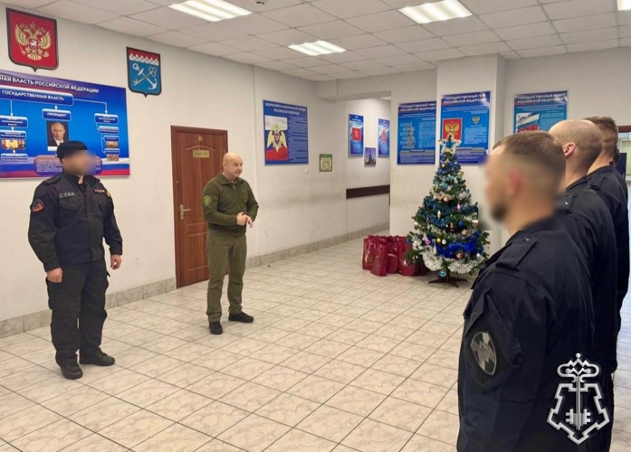 В Санкт-Петербурге росгвардейцев, заступивших в новогоднюю ночь на службу по обеспечению безопасности петербуржцев и гостей города, поздравил командующий СЗО Росгвардии Герой России генерал-полковник Сергей Бураков.