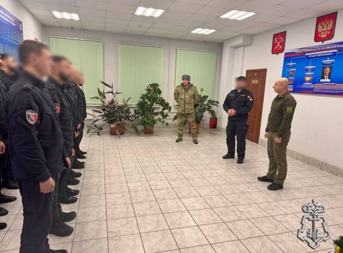В Санкт-Петербурге росгвардейцев, заступивших в новогоднюю ночь на службу по обеспечению безопасности петербуржцев и гостей города, поздравил командующий СЗО Росгвардии Герой России генерал-полковник Сергей Бураков.