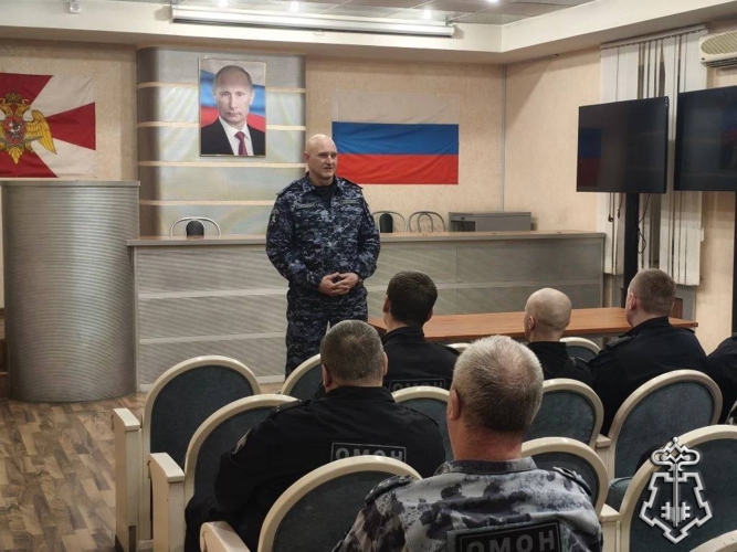 В Санкт-Петербурге росгвардейцев, заступивших в новогоднюю ночь на службу по обеспечению безопасности петербуржцев и гостей города, поздравил командующий СЗО Росгвардии Герой России генерал-полковник Сергей Бураков.