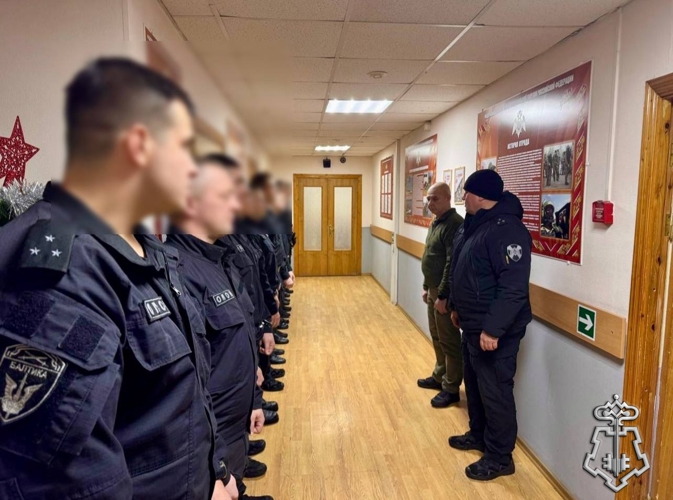 В Санкт-Петербурге росгвардейцев, заступивших в новогоднюю ночь на службу по обеспечению безопасности петербуржцев и гостей города, поздравил командующий СЗО Росгвардии Герой России генерал-полковник Сергей Бураков.