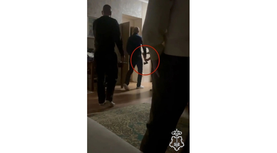 В Петербурге наряд Росгвардии задержал гражданина, топором повредившего имущество в квартире соседа, нарушавшего тишину
