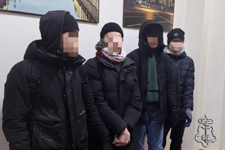 В Санкт-Петербурге сотрудники Росгвардии задержали руферов, проникших ночью на крышу одного из жилых комплексов