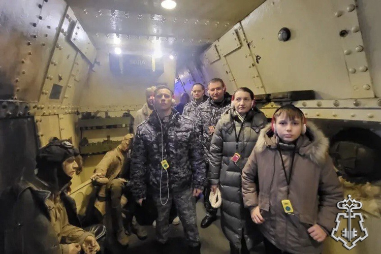 В Ленинградской области сотрудники Росгвардии посетили передвижную выставку «Поезд Победы» 
