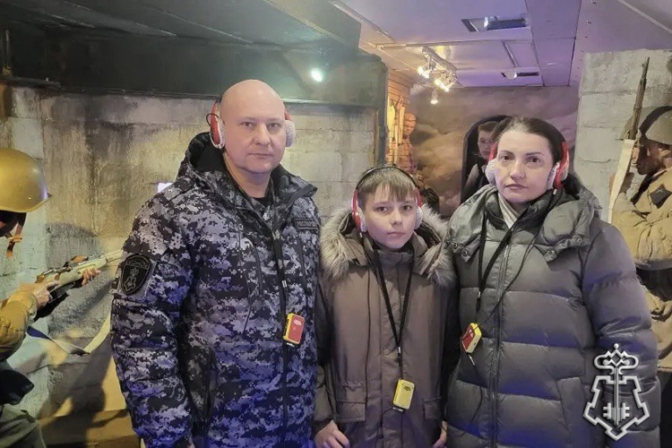 В Ленинградской области сотрудники Росгвардии посетили передвижную выставку «Поезд Победы» 