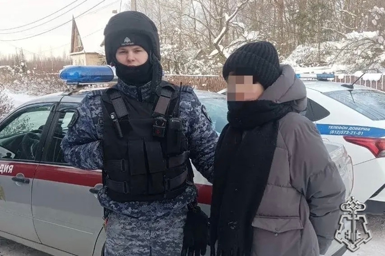 В Павловске росгвардейцы задержали правонарушительницу, которая проникла в частный дом с целью кражи