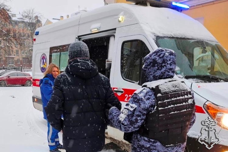 В Санкт-Петербурге росгвардейцы пришли на помощь пожилому мужчине, который почувствовал недомогание во время рождественского богослужения