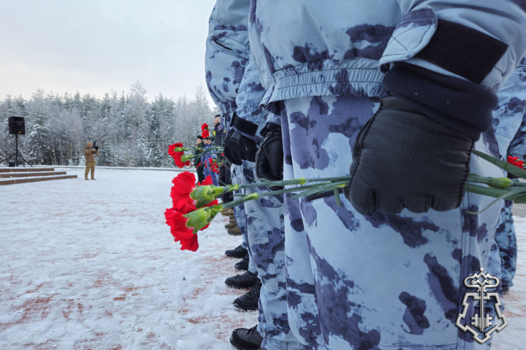 На Невском пятачке сотрудники и военнослужащие Росгвардии почтили память павших защитников Ленинграда