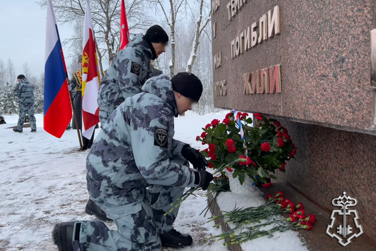 На Невском пятачке сотрудники и военнослужащие Росгвардии почтили память павших защитников Ленинграда
