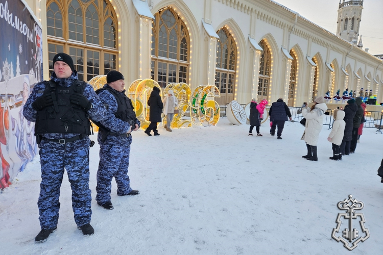 В Санкт-Петербурге сотрудники Росгвардии обеспечили правопорядок и безопасность во время пребывания поезда Деда Мороза