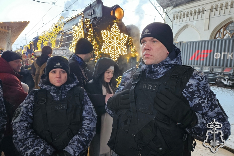 В Санкт-Петербурге сотрудники Росгвардии обеспечили правопорядок и безопасность во время пребывания поезда Деда Мороза