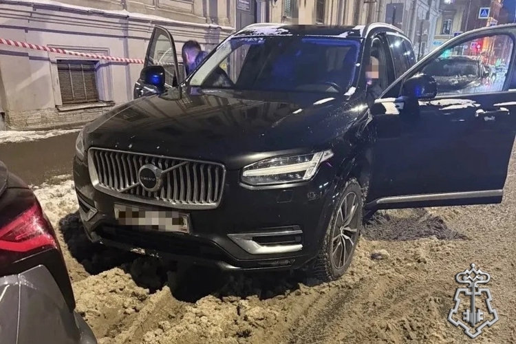 В центре Санкт-Петербурга росгвардейцы обнаружили разыскиваемый внедорожник, угнанный перед новогодними праздниками в Ленобласти