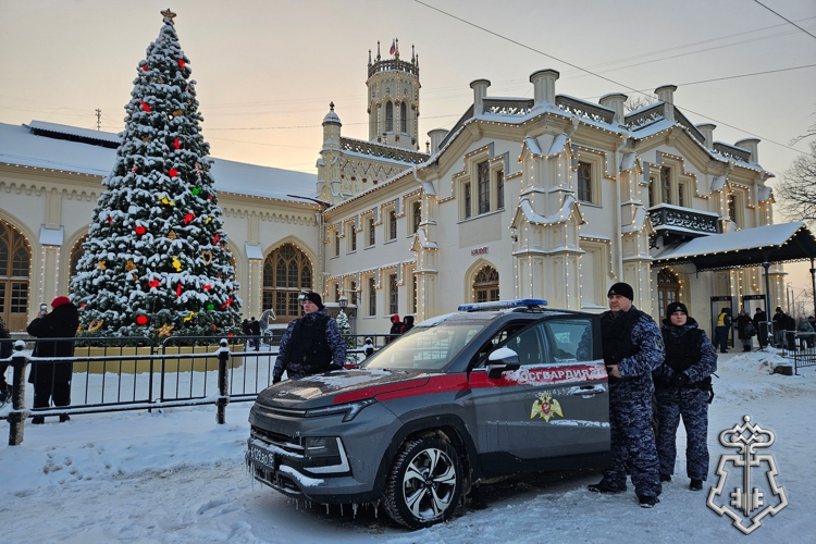 В Санкт-Петербурге сотрудники Росгвардии обеспечили правопорядок и безопасность во время пребывания поезда Деда Мороза