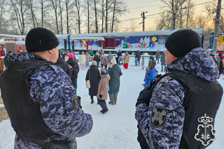 В Санкт-Петербурге сотрудники Росгвардии обеспечили правопорядок и безопасность во время пребывания поезда Деда Мороза