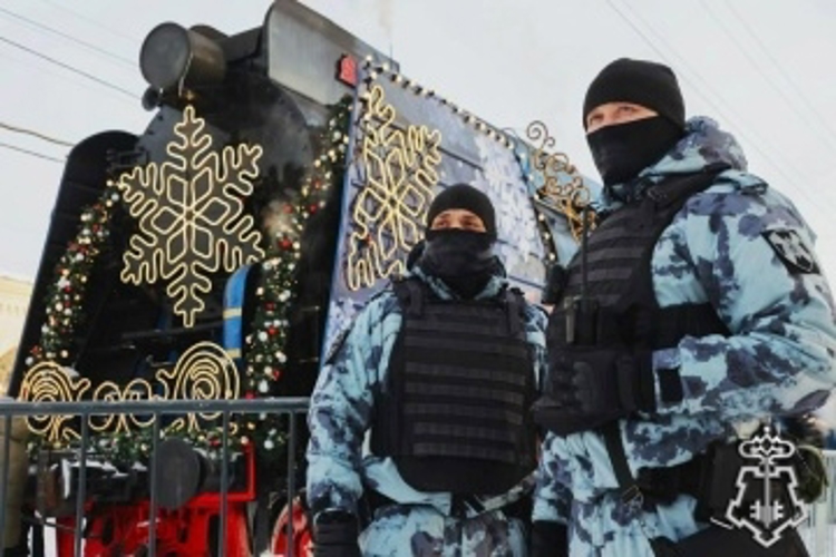 В Санкт-Петербурге сотрудники Росгвардии обеспечили правопорядок и безопасность во время пребывания поезда Деда Мороза