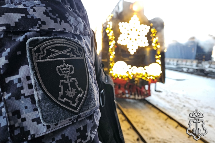 В Санкт-Петербурге сотрудники Росгвардии обеспечили правопорядок и безопасность во время пребывания поезда Деда Мороза