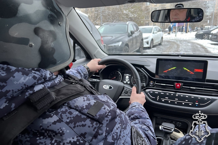В Петербурге наряд Росгвардии задержал гражданина, топором повредившего имущество в квартире соседа, нарушавшего тишину 