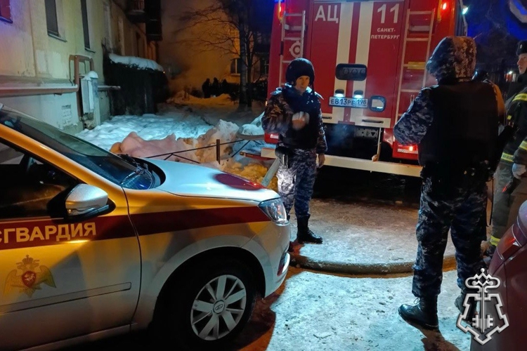 В Санкт-Петербурге сотрудники Росгвардии и полиции задержали злоумышленницу, совершившую поджог пункта сбора гумпомощи