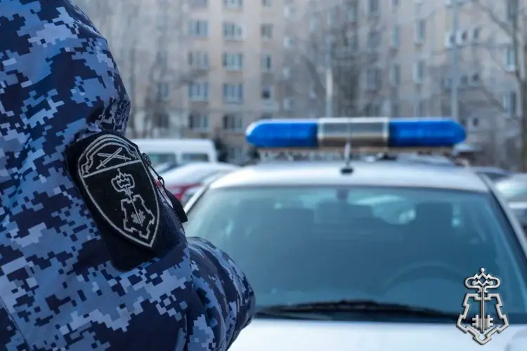 Росгвардейцы задержали хулигана, ударившего детским самокатом по припаркованной машине в одном из поселков в Ленобласти