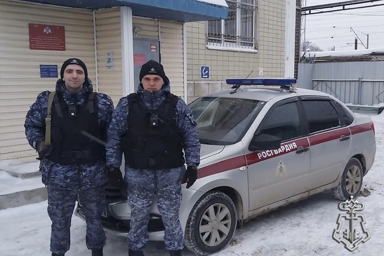В Ленобласти сотрудники Росгвардии спасли мальчика, в холодную погоду выбежавшего на улицу в шортах и футболке 