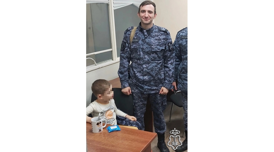 В Ленобласти сотрудники Росгвардии спасли мальчика, в холодную погоду выбежавшего на улицу в шортах и футболке 