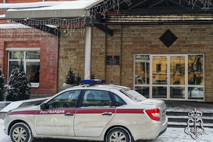 Наряд Росгвардии задержал гражданку, пытавшуюся попасть в здание одной из гимназий Санкт-Петербурга 