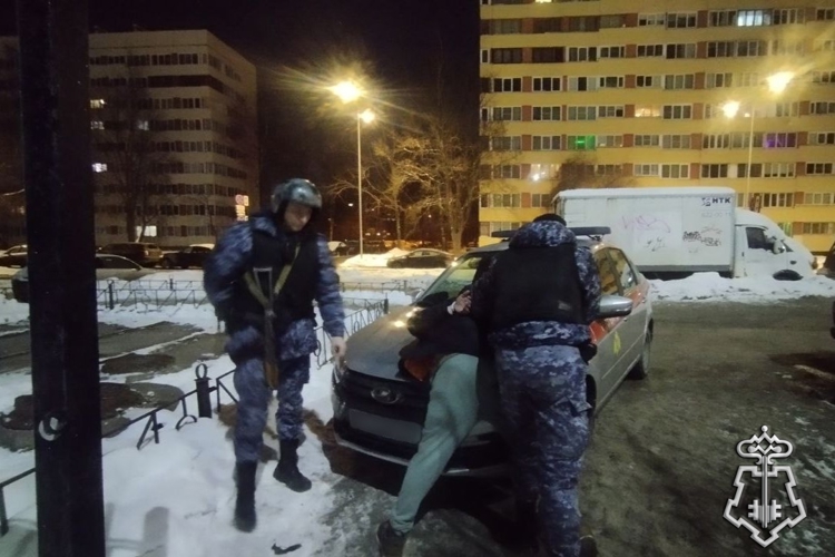В Петербурге наряд Росгвардии задержал дебошира, угрожавшего убийством администратору банного комплекса