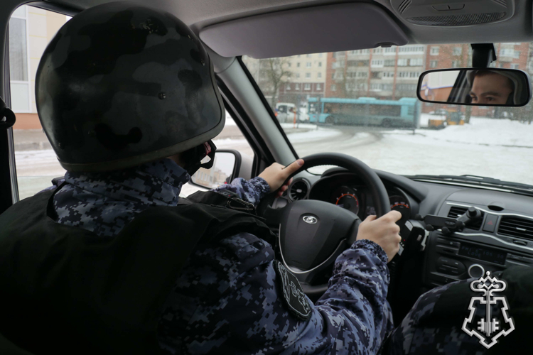 Петербургские росгвардейцы обнаружили разыскиваемый автотранспорт и задержали водителя, подозреваемого в совершении кражи