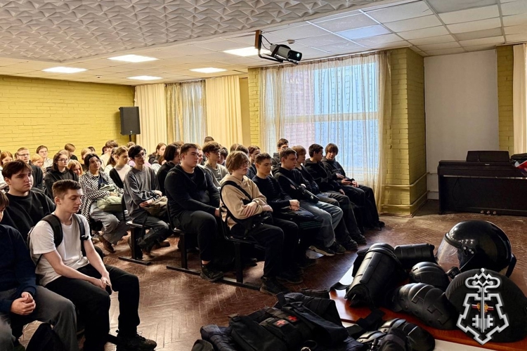Петербургские росгвардейцы рассказали студентам колледжа о том, как не стать жертвой вербовки в сети Интернет