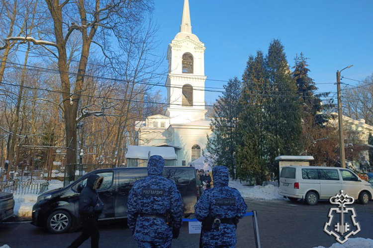 В Санкт-Петербурге сотрудники Росгвардии приняли участие в охране правопорядка на Смоленском кладбище в день памяти Ксении Петербургской 