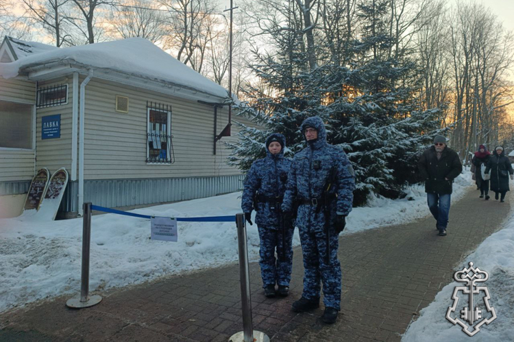 В Санкт-Петербурге сотрудники Росгвардии приняли участие в охране правопорядка на Смоленском кладбище в день памяти Ксении Петербургской 