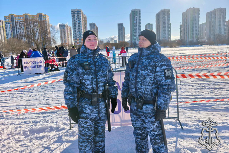 В Санкт-Петербурге и Ленинградской области сотрудники Росгвардии обеспечили охрану общественного порядка и приняли участие в спортивном мероприятии «Лыжня России — 2026»