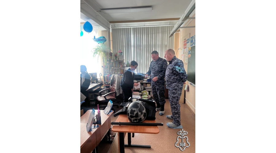 В Санкт-Петербурге представители Росгвардии провели встречу со школьниками, приуроченную ко Дню защитника Отечества