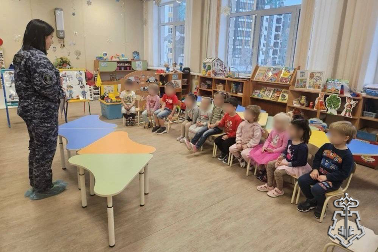 В Санкт-Петербурге в преддверии 8 Марта сотрудница Росгвардии провела мероприятие с воспитанниками детского сада