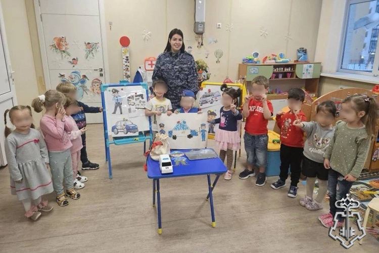 В Санкт-Петербурге в преддверии 8 Марта сотрудница Росгвардии провела мероприятие с воспитанниками детского сада