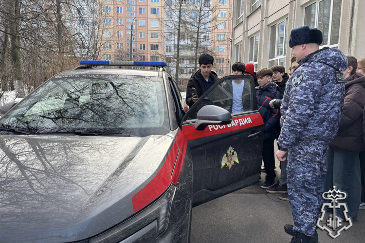 Петербургские росгвардейцы провели встречу со школьниками, посвященную 10-летию образования Росгвардии
