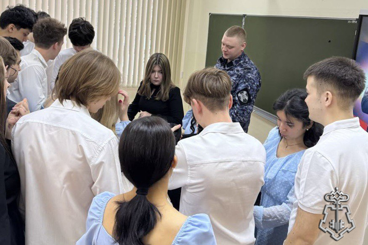 Петербургские росгвардейцы провели встречу со школьниками, посвященную 10-летию образования Росгвардии