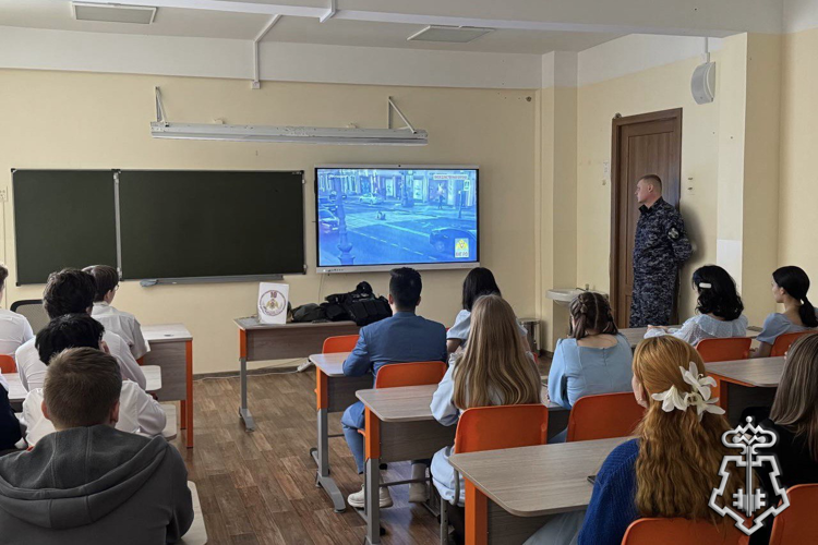 Петербургские росгвардейцы провели встречу со школьниками, посвященную 10-летию образования Росгвардии