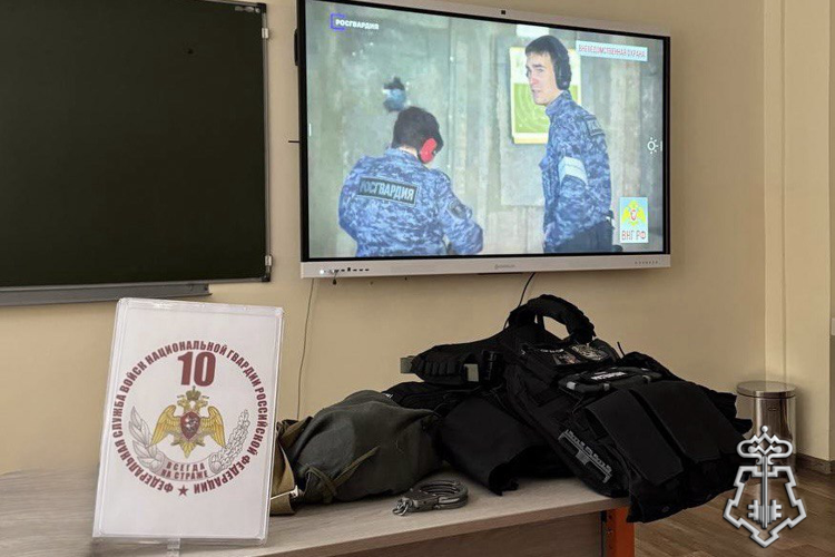 Петербургские росгвардейцы провели встречу со школьниками, посвященную 10-летию образования Росгвардии