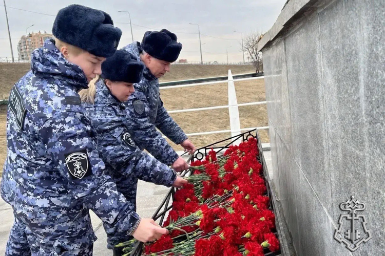 Петербургские росгвардейцы почтили память бойцов 21-й стрелковой дивизии войск НКВД 
