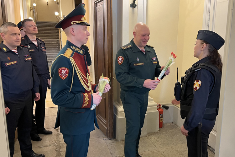Командование Северо-Западного округа Росгвардии поздравило сотрудниц вневедомственной охраны с Международным женским днем