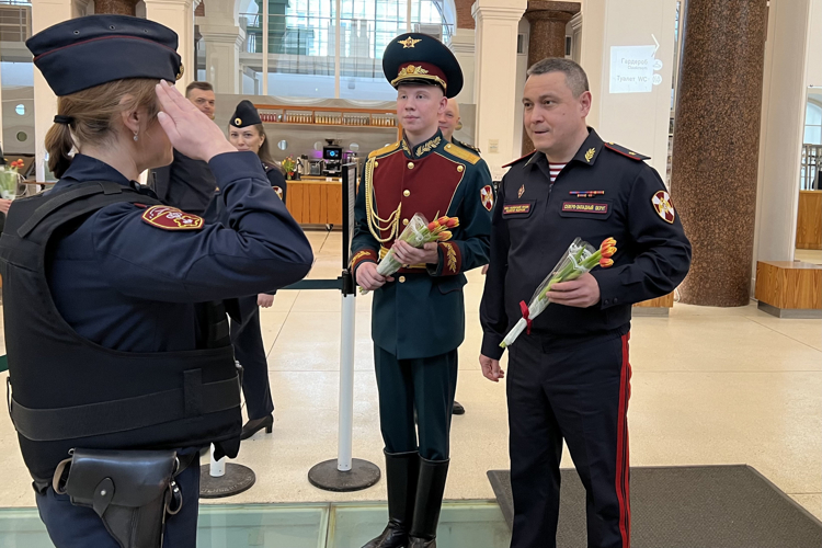 Командование Северо-Западного округа Росгвардии поздравило сотрудниц вневедомственной охраны с Международным женским днем