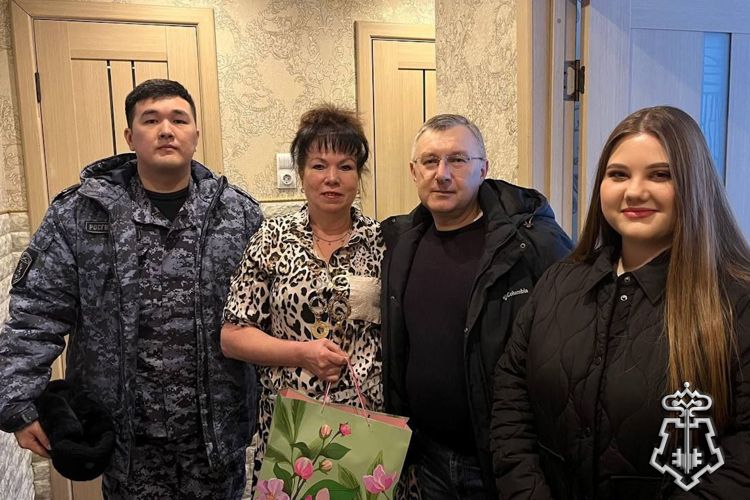 В Петербурге и Ленобласти представители Росгвардии поздравили с Международным женским днем родственниц погибших сослуживцев
