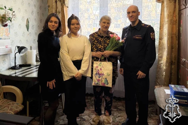 В Петербурге и Ленобласти представители Росгвардии поздравили с Международным женским днем родственниц погибших сослуживцев