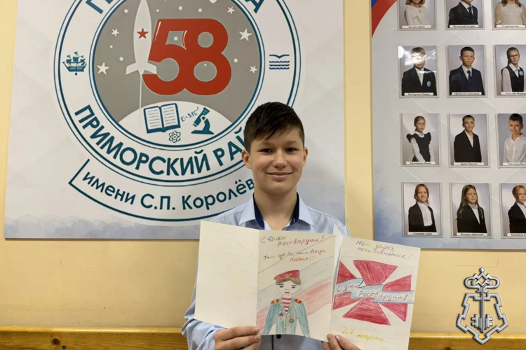 В Санкт-Петербурге ученики подшефного кадетского класса Росгвардии поздравили военнослужащих, находящихся в зоне специальной военной операции с 10-летием образования ведомства и 215-летием войск правопорядка