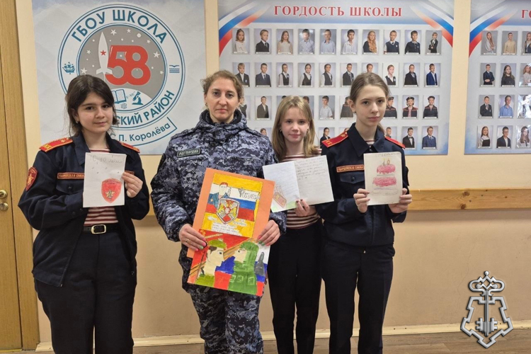 В Санкт-Петербурге ученики подшефного кадетского класса Росгвардии поздравили военнослужащих, находящихся в зоне специальной военной операции с 10-летием образования ведомства и 215-летием войск правопорядка