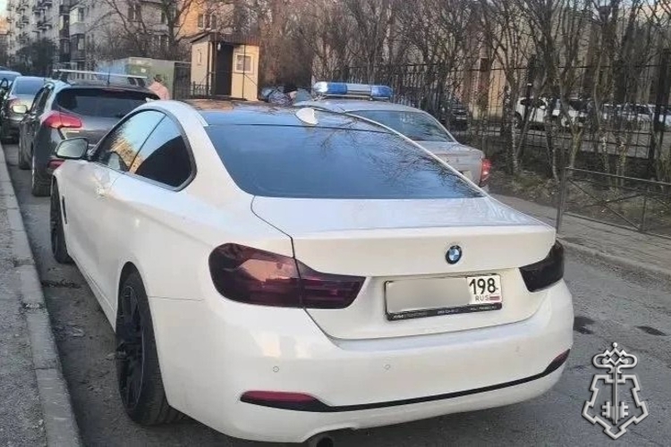 В Санкт-Петербурге росгвардейцы задержали двух рецидивистов, ограбивших магазин и повредивших иномарку
