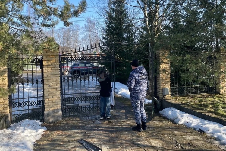 В Петербурге наряд Росгвардии задержал неадекватного водителя, протаранившего ворота частного дома на Волхонском шоссе